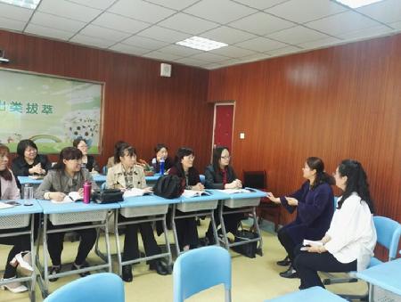 学员在运河区黄河路小学与授课教师交流